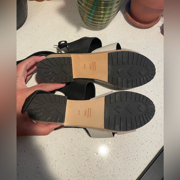 Toms size 10 sandal - Picture 2 of 3